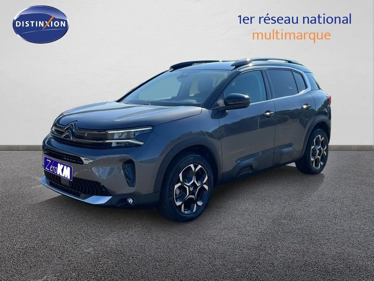 Citroën C5 Aircross gris platinium métal avec toit noir, vue 3/4 avant droit, jantes bi-ton distinctives.
