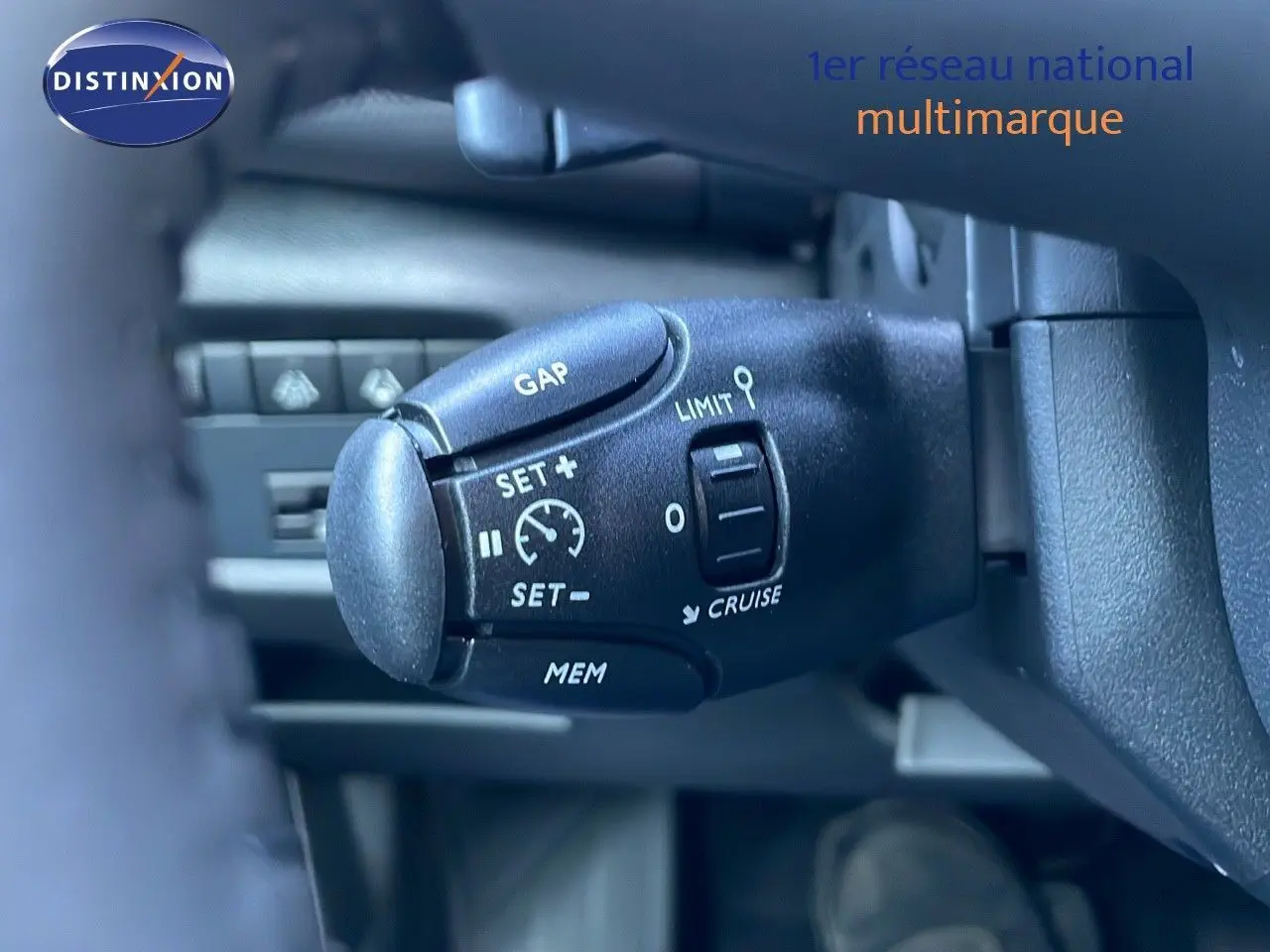 Gros plan sur la commande de régulateur de vitesse du Citroën C5 Aircross 2025, intérieur avec détails des boutons noirs.