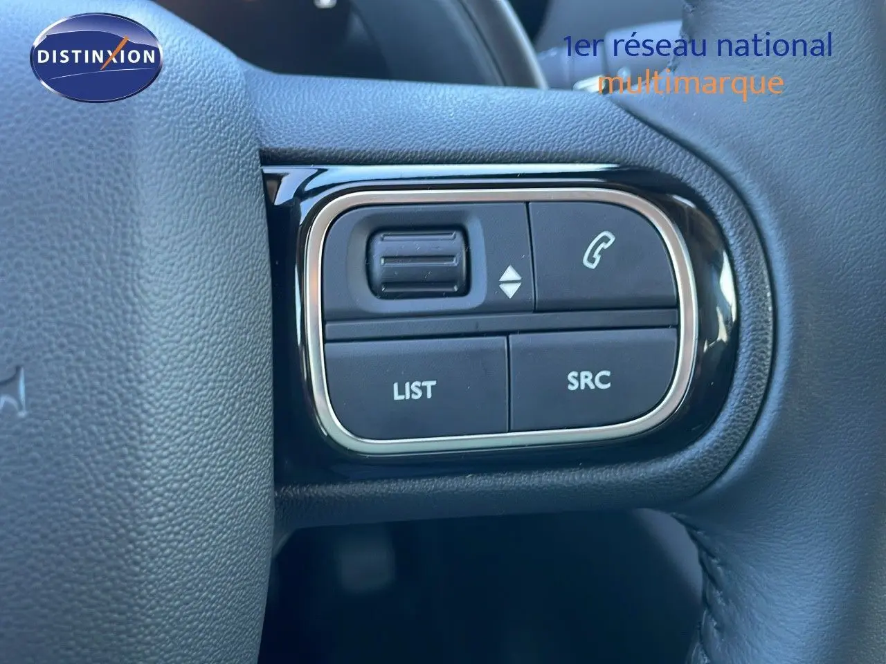 Gros plan sur les commandes gauche du volant du Citroën C5 Aircross gris platinium avec toit noir, modèle 2025.