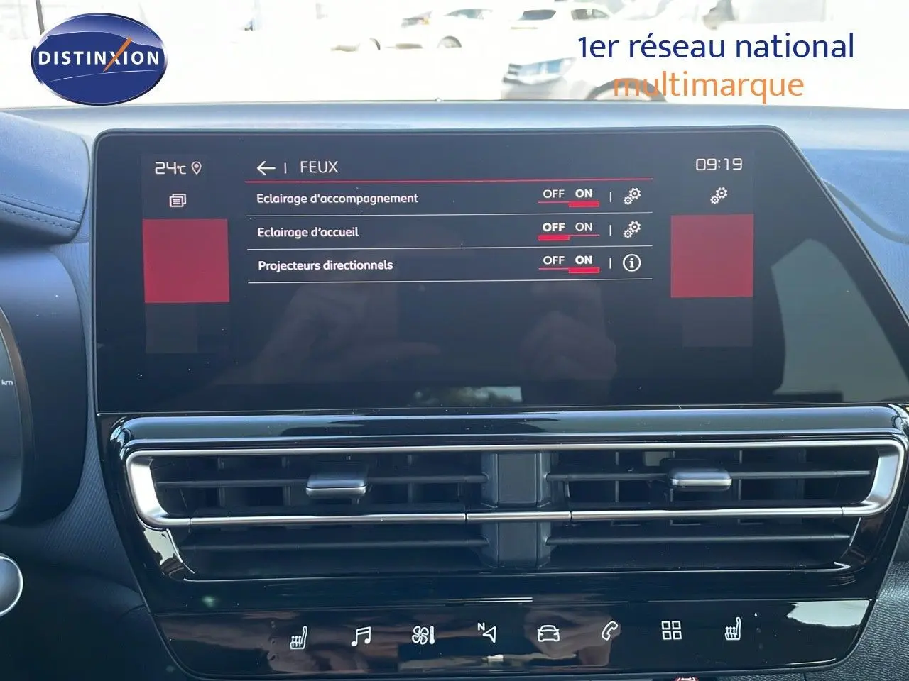 Écran tactile central du tableau de bord du Citroën C5 Aircross 2025 affichant les réglages des feux, intérieur noir.