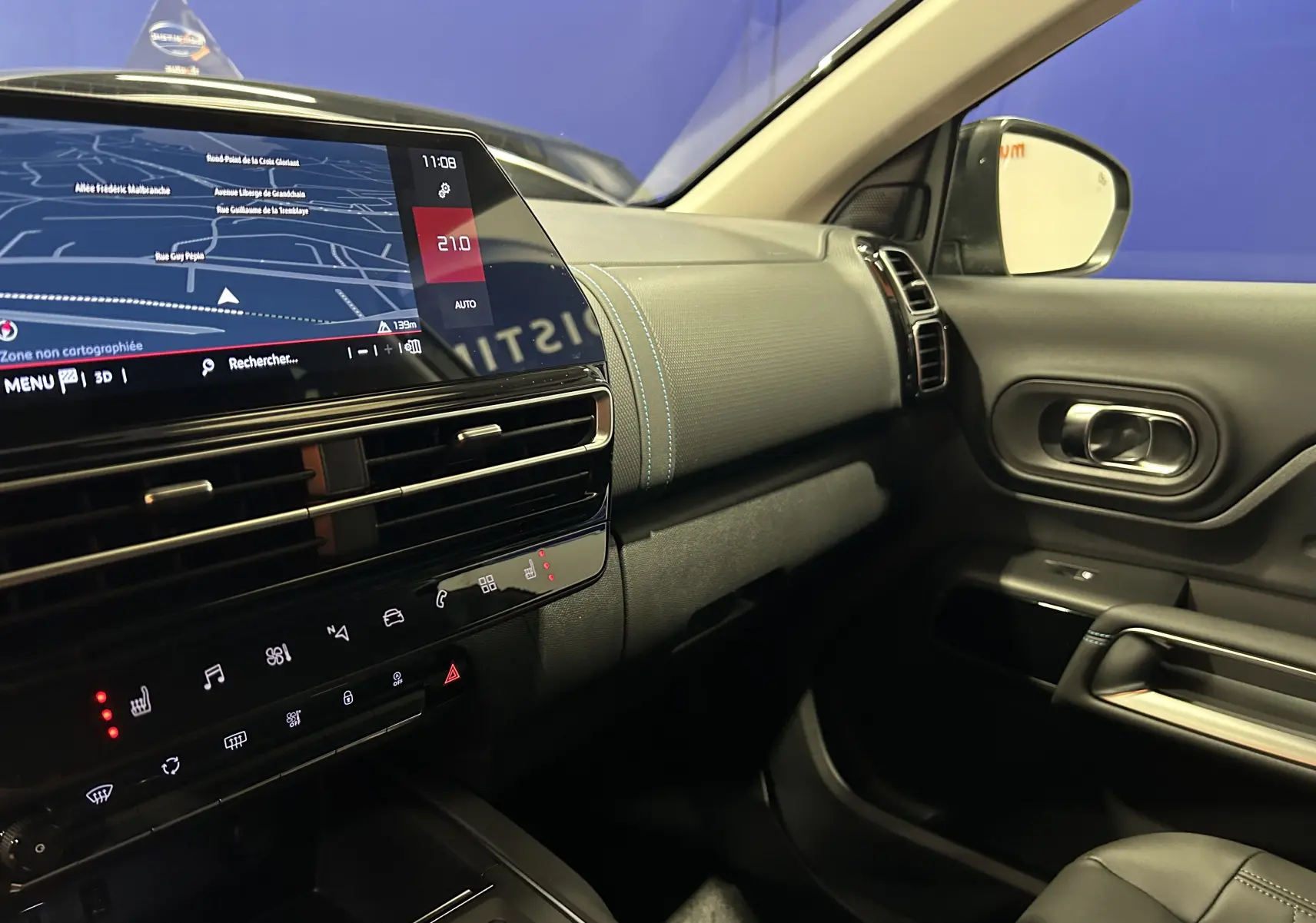 Vue intérieure côté passager du tableau de bord et console centrale du Citroën C5 Aircross 2025 avec écran tactile et sellerie noire.
