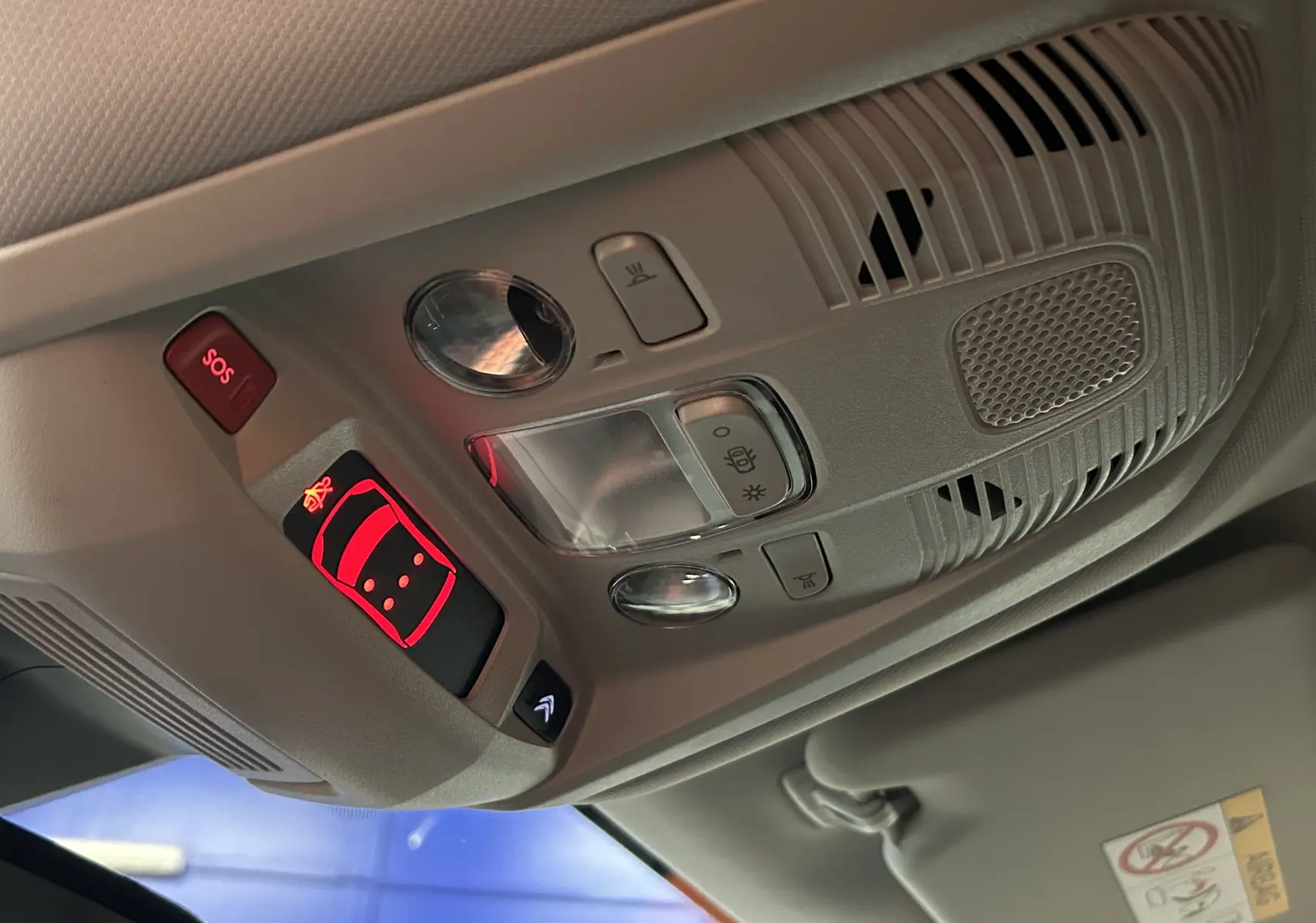 Plafonnier intérieur beige avec commandes lumineuses et bouton SOS du Citroën C5 Aircross 2025.