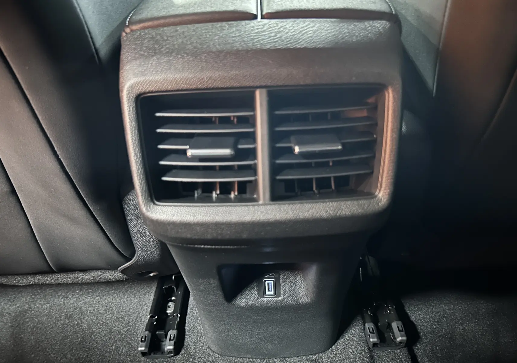 Prise USB et bouches d’aération arrière noires dans l’habitacle du Citroën C5 Aircross 2025 gris platinium.