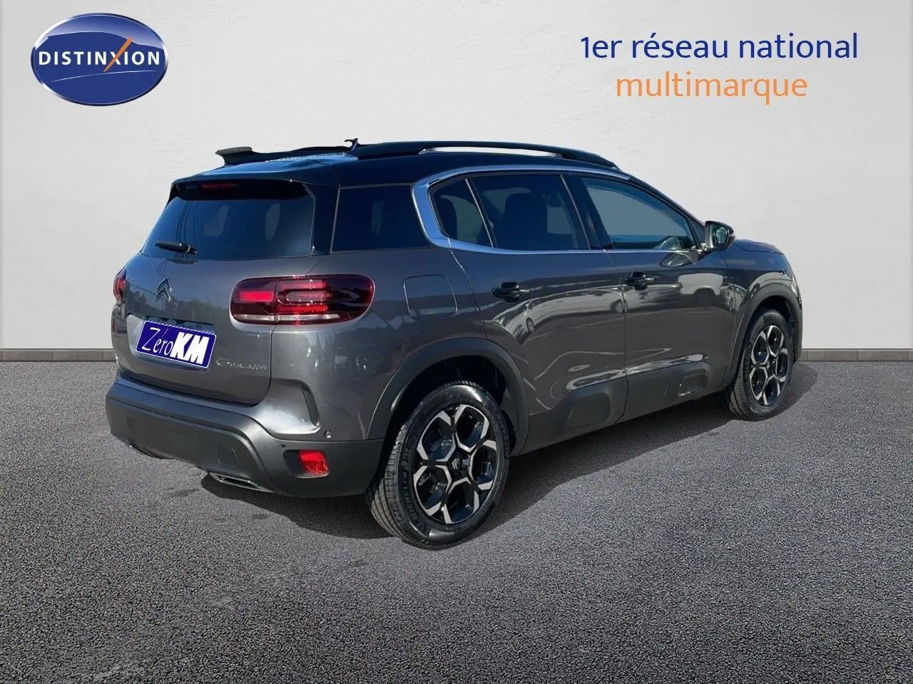 Citroën C5 Aircross gris platinium métal avec toit noir, vue 3/4 arrière côté droit, jantes bi-ton distinctives.