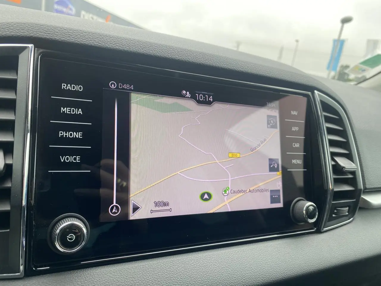 Écran tactile de navigation 8 pouces dans le tableau de bord du Skoda Karoq 2022, intérieur noir.