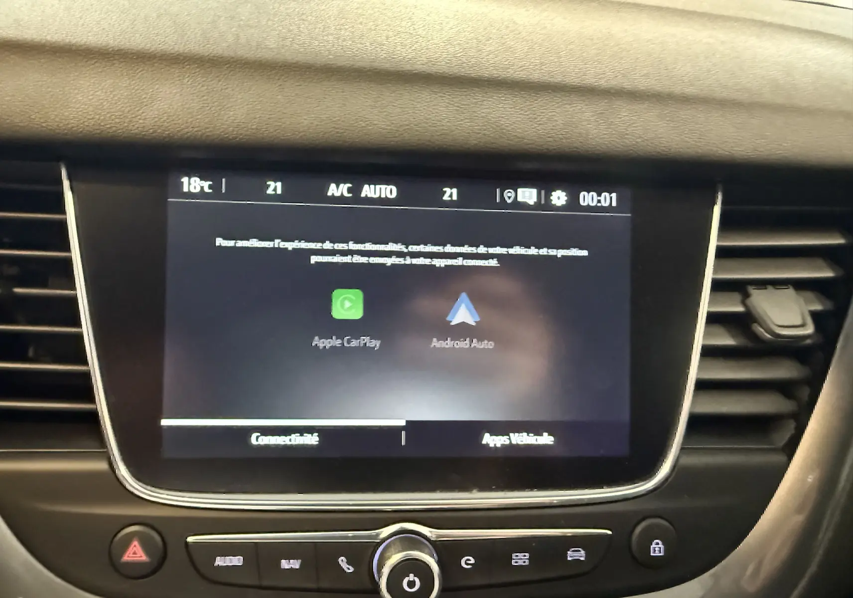 Écran tactile central de l'Opel Grandland X gris Himalaya montrant les options Apple CarPlay et Android Auto.