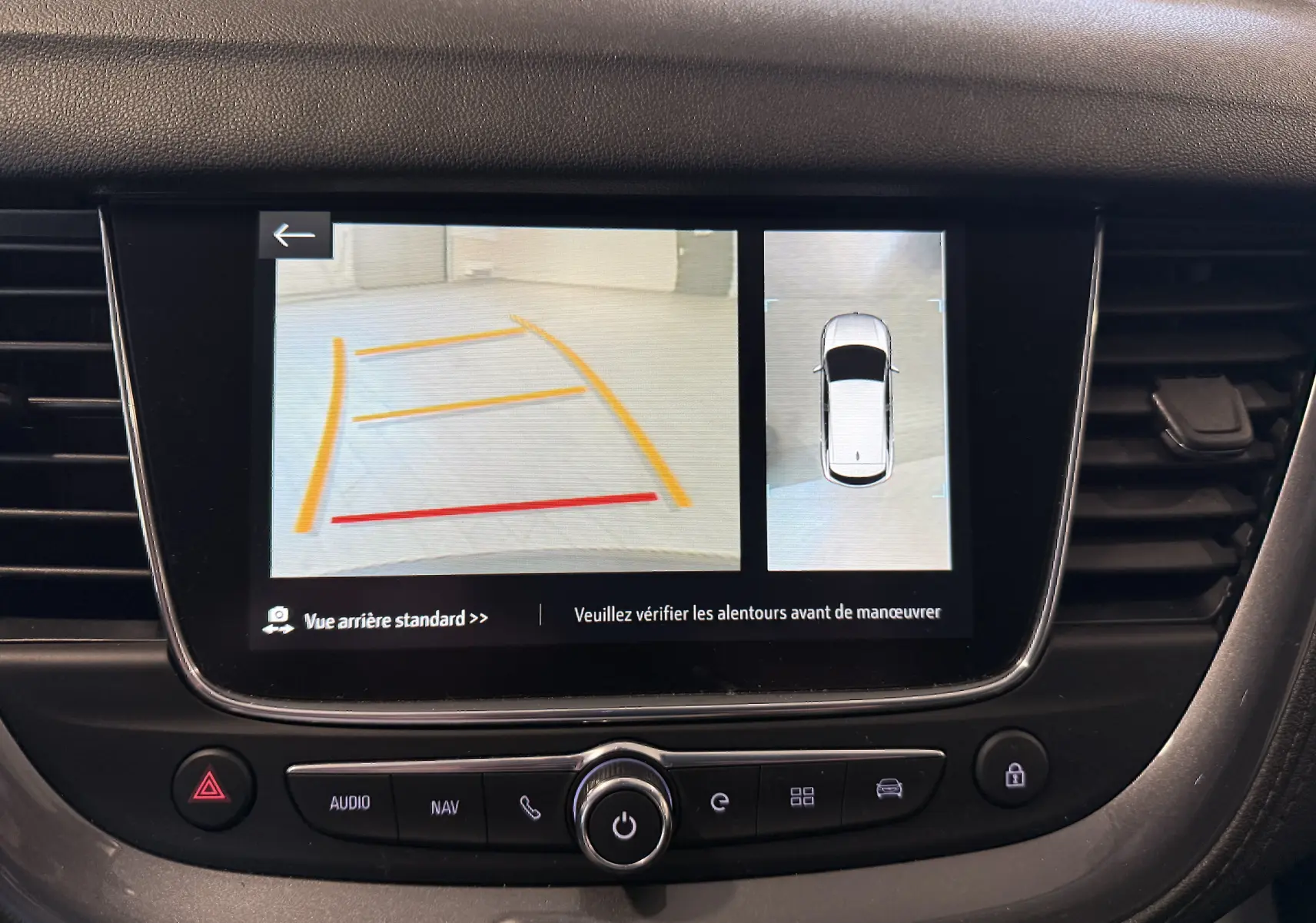 Écran central de l'Opel Grandland X hybride montrant la caméra de recul et la vue 360° en intérieur noir.