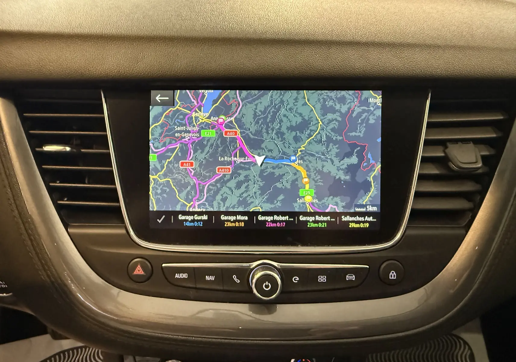 Écran tactile central avec navigation GPS dans l'habitacle du Grandland X gris Himalaya, vue frontale rapprochée.