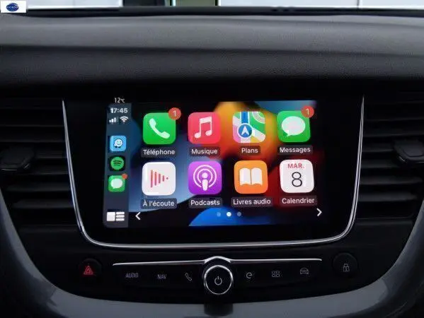 Écran tactile central affichant les applications Apple CarPlay dans l'habitacle de l'Opel Grandland X gris Himalaya.