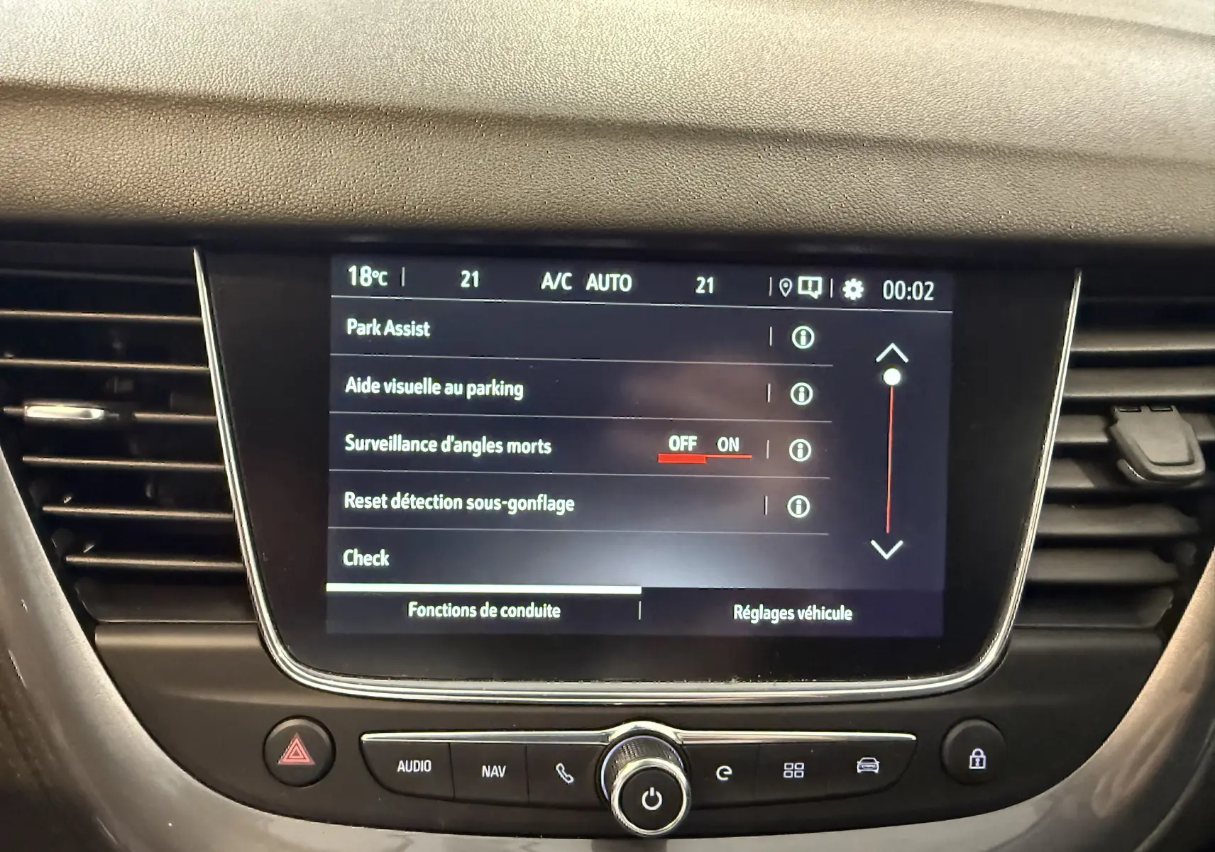 Écran central de l'Opel Grandland X gris Himalaya montrant les réglages d'aide au stationnement et angles morts.