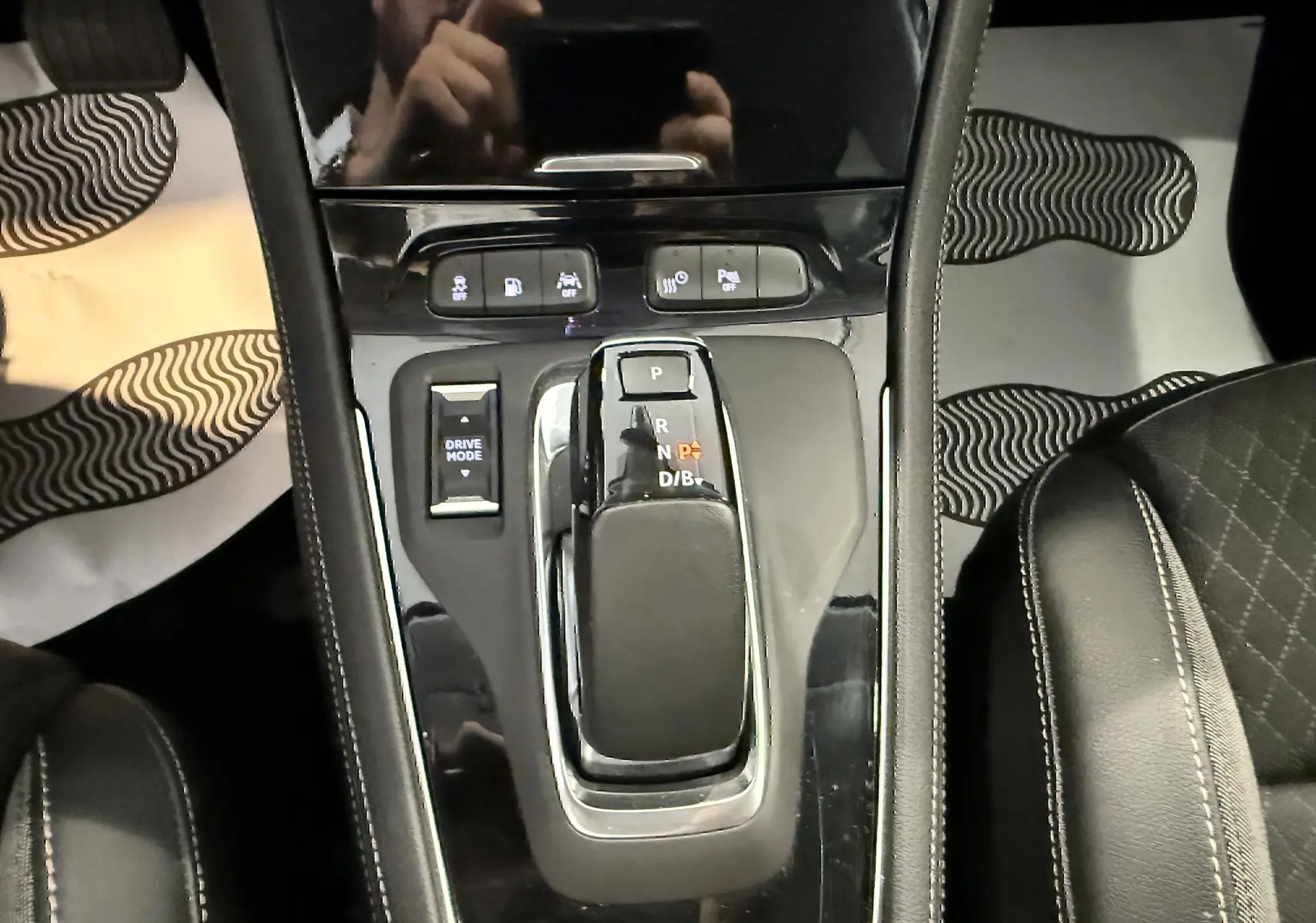 Vue rapprochée de la console centrale noire avec levier de vitesse automatique et boutons de contrôle dans l’Opel Grandland X.