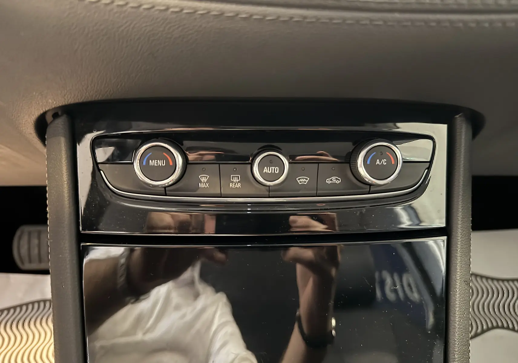 Panneau de commande de climatisation automatique avec boutons rotatifs et fonctions de désembuage dans un Opel Grandland X gris Himalaya.