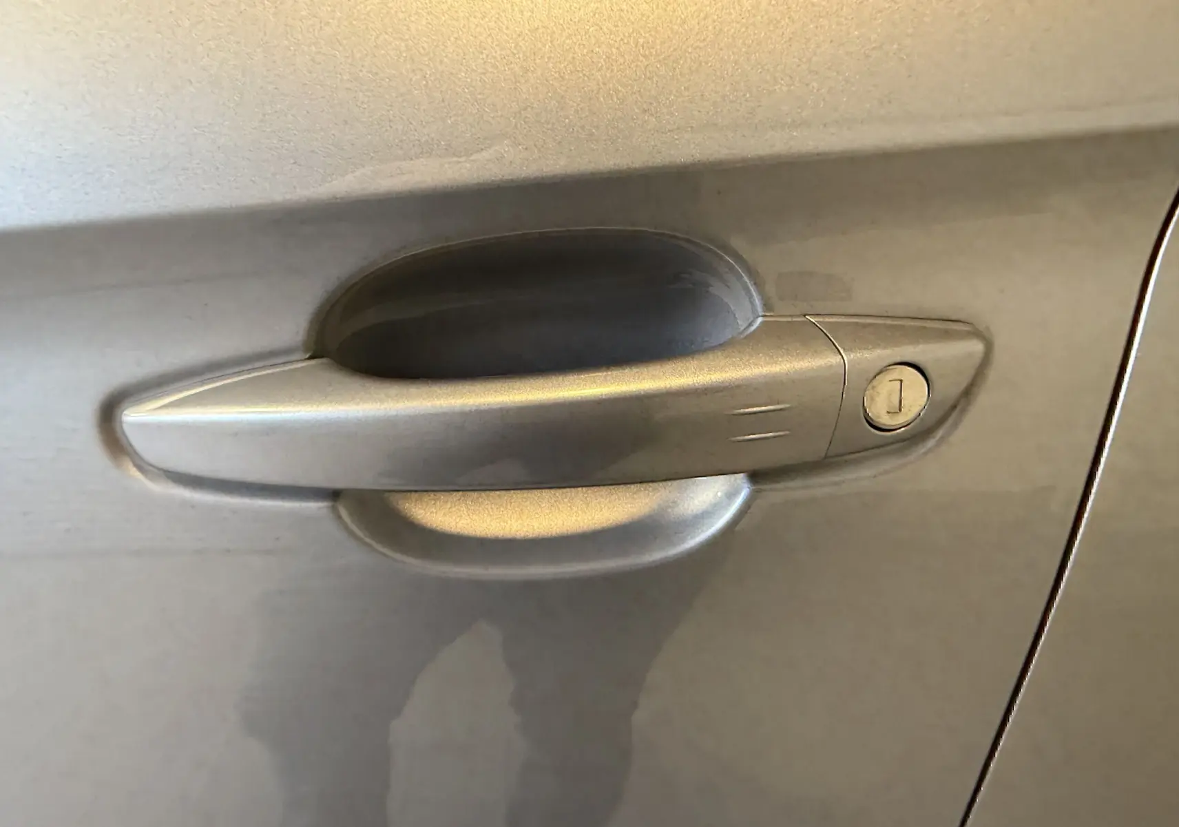 Poignée de porte gris Himalaya métal de l'Opel Grandland X hybride rechargeable, vue rapprochée côté gauche.