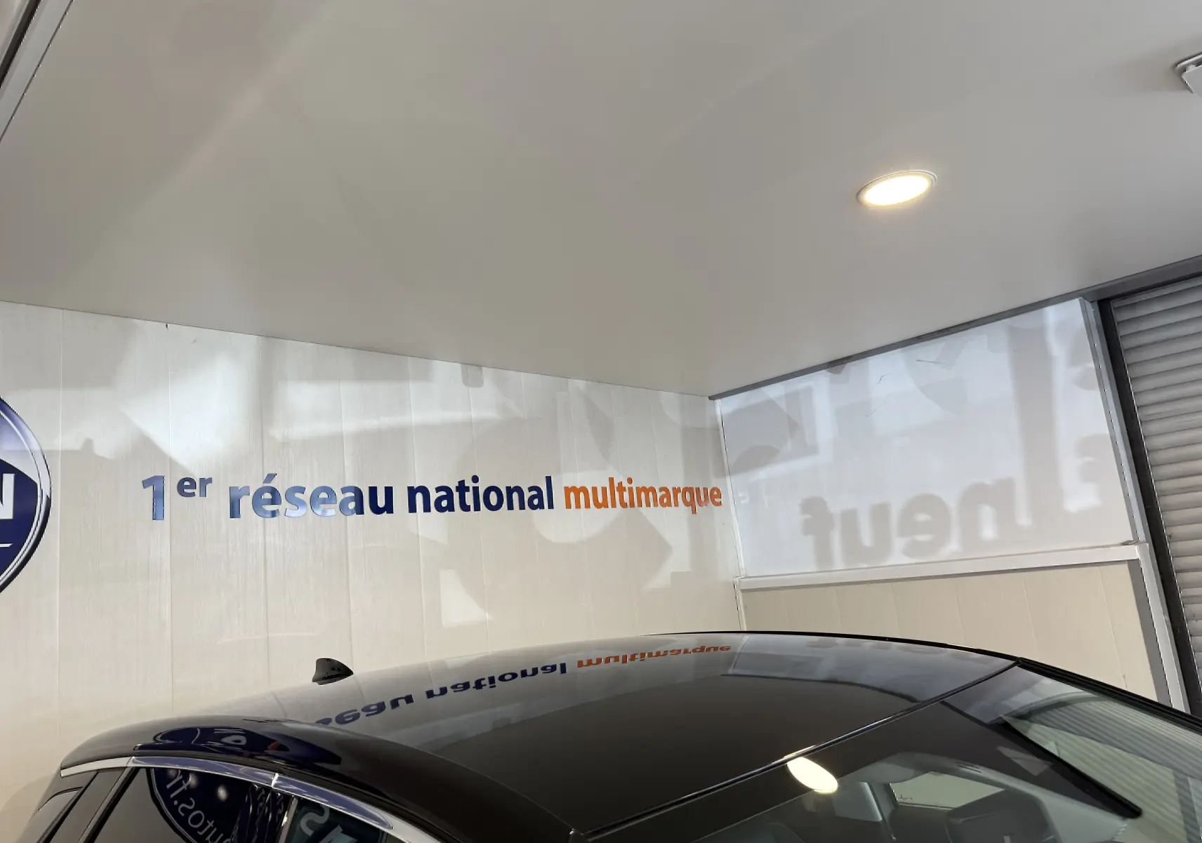 Toit noir brillant de l'Opel Grandland X gris Himalaya, vue partielle en intérieur avec antenne requin visible.