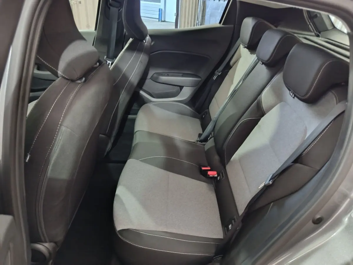 Vue intérieure côté droit des sièges arrière bi-matière gris clair et noir de la Renault Clio Evolution Blue dCi 100 2025.