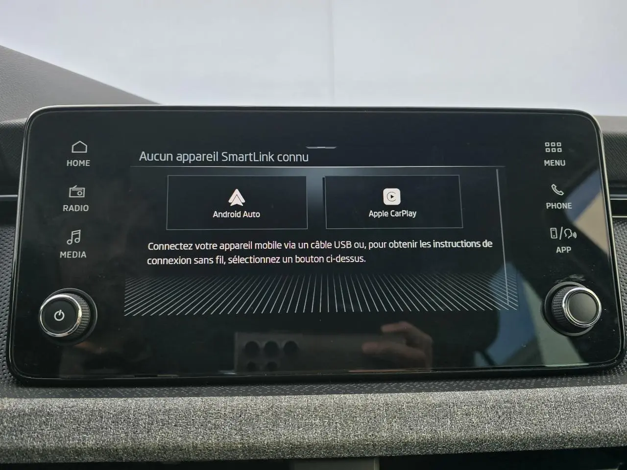 Écran tactile central du Skoda Kamiq 2025 affichant les options Android Auto et Apple CarPlay, avec commandes autour.