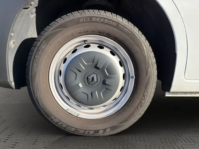 Gros plan sur la roue avant droite blanche du Renault Master 2023 avec jante acier et logo Renault au centre.