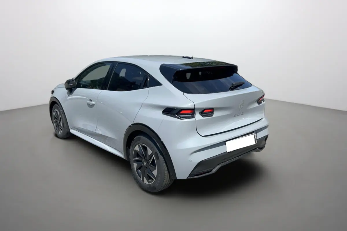 Vue 3/4 arrière droite d'une Renault Clio gris rafale 2026 avec feux arrière LED et vitres surteintées.