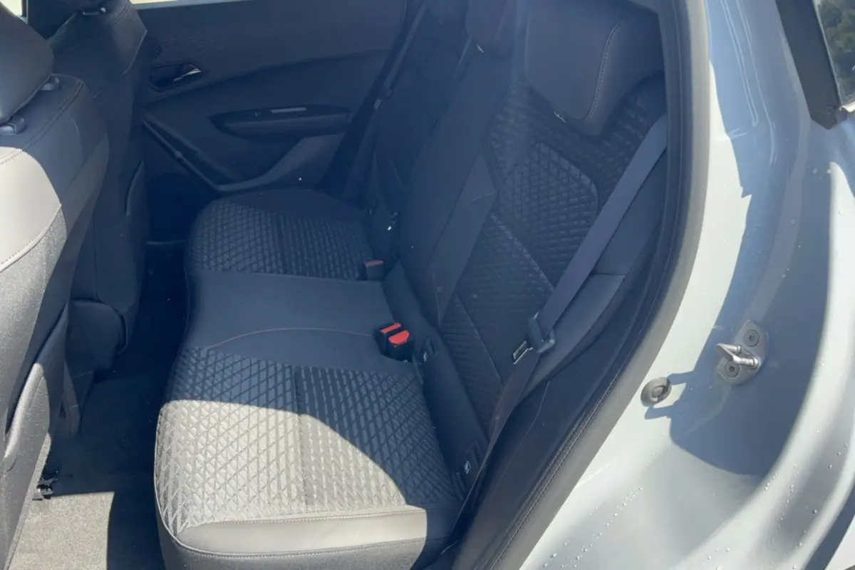 Vue côté droit sur la banquette arrière noire à motifs géométriques de la Renault Clio gris rafale 2026.