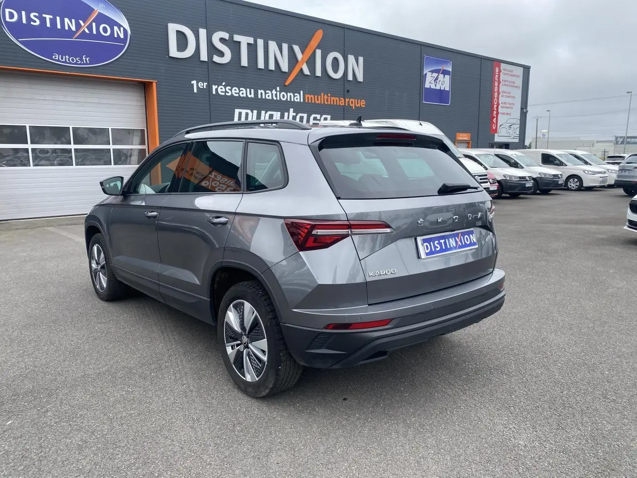 Vue 3/4 arrière droite d'un Skoda Karoq gris graphite métallisé avec feux arrière LED et jantes alliage.