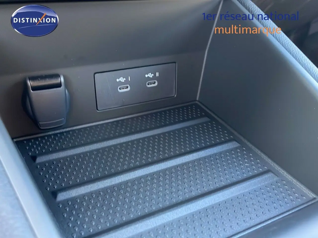 Gros plan sur la console centrale du Renault Captur E-Tech Hybrid 2025 montrant deux ports USB-C intégrés.