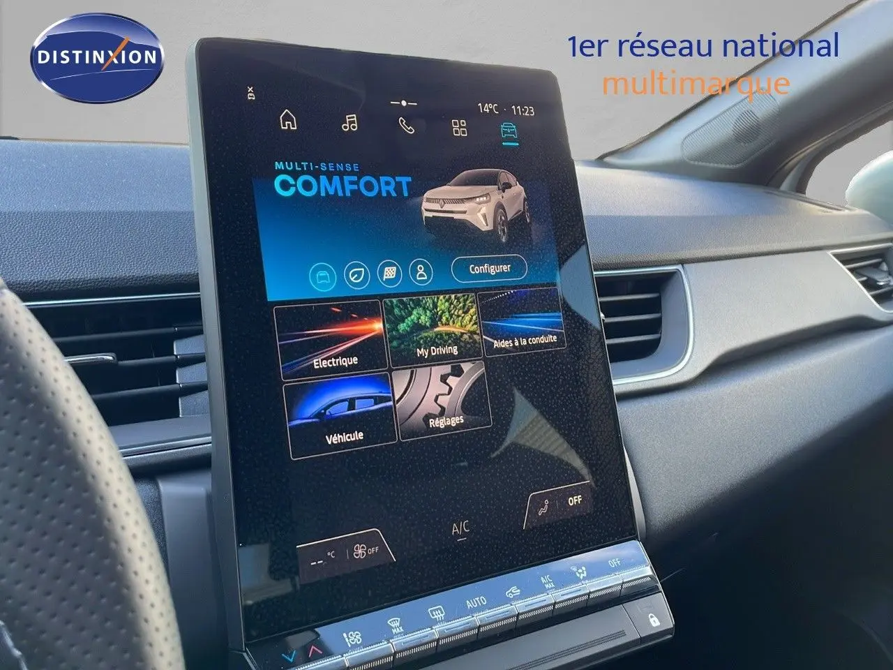 Vue intérieure du tableau de bord du Renault Captur E-Tech blanc nacré avec écran tactile central vertical affichant le mode confort.
