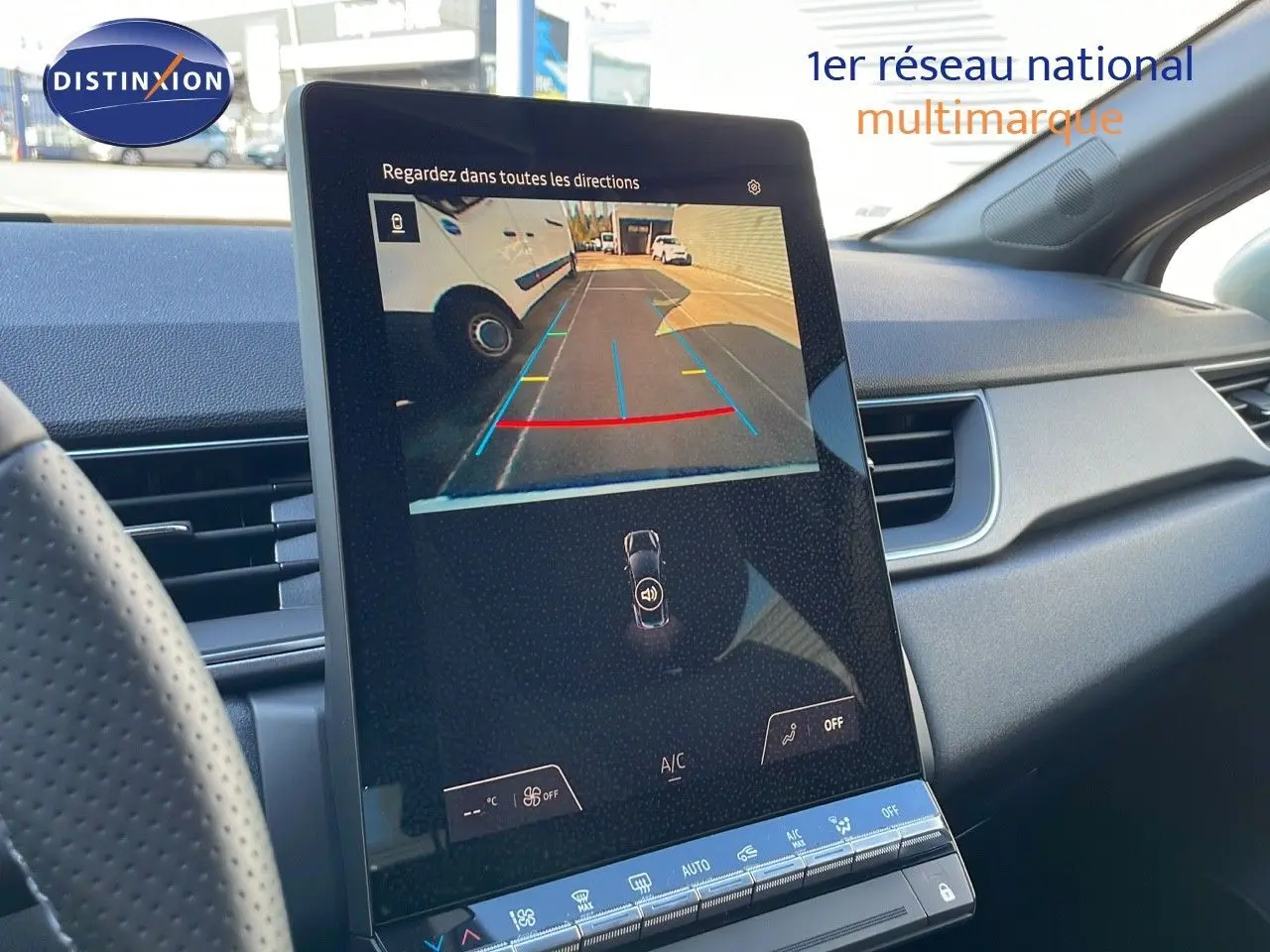 Vue rapprochée de l'écran tactile central affichant la caméra de recul dans l'habitacle du Renault Captur blanc nacré toit gris.