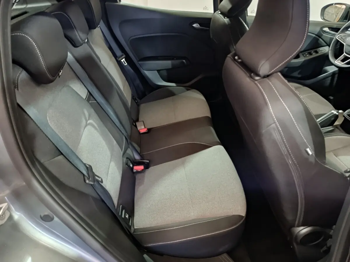 Vue intérieure côté gauche montrant la banquette arrière bicolore gris et noir de la Renault Clio Evolution Blue dCi 100.