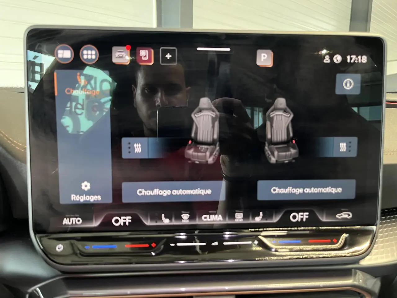 Écran tactile central du CUPRA Formentor 2025 affichant les réglages de chauffage automatique des sièges avant.