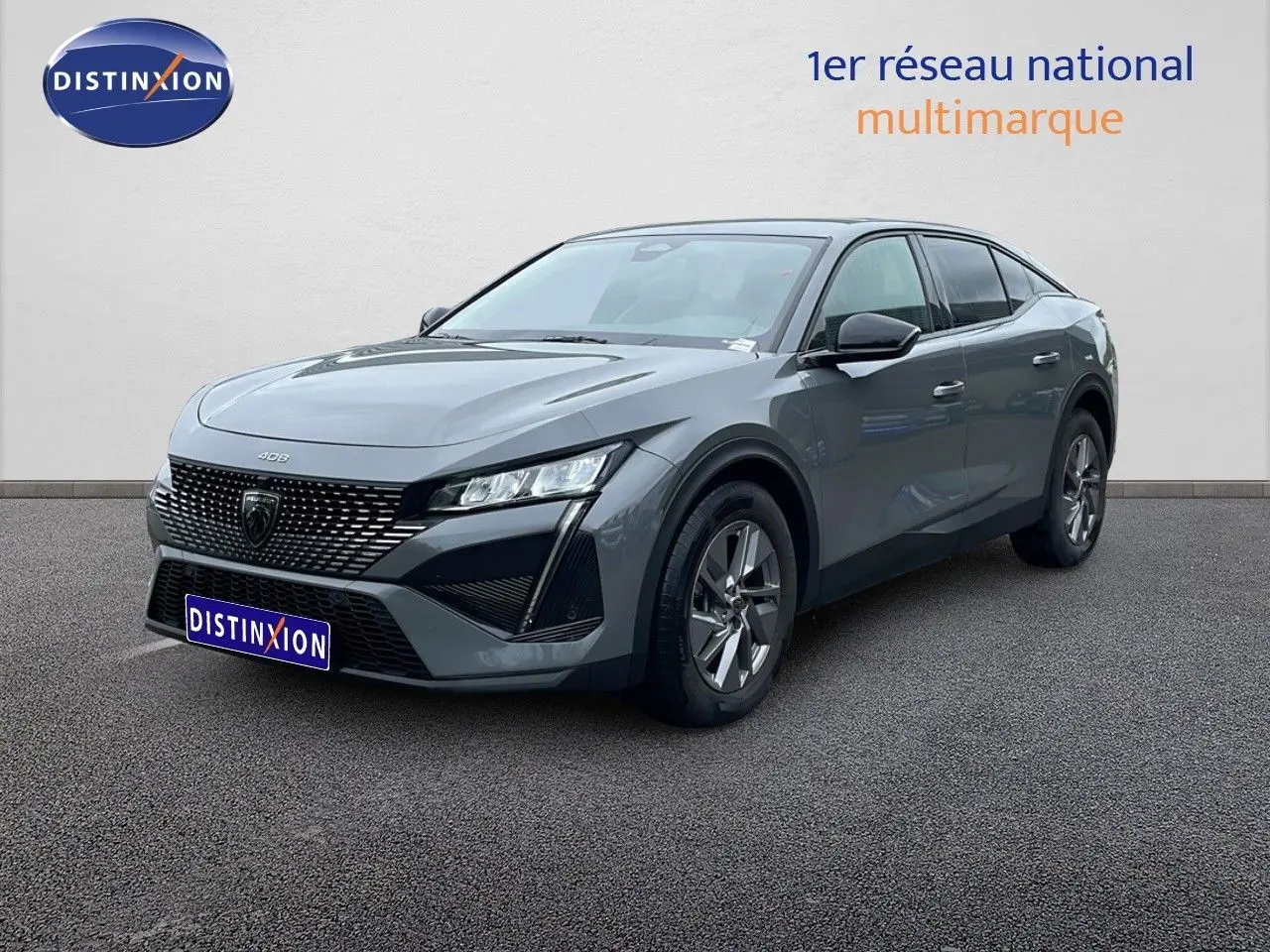 Peugeot 408 gris selenium métal vue 3/4 avant droit, mettant en valeur sa calandre moderne et ses phares LED distinctifs.
