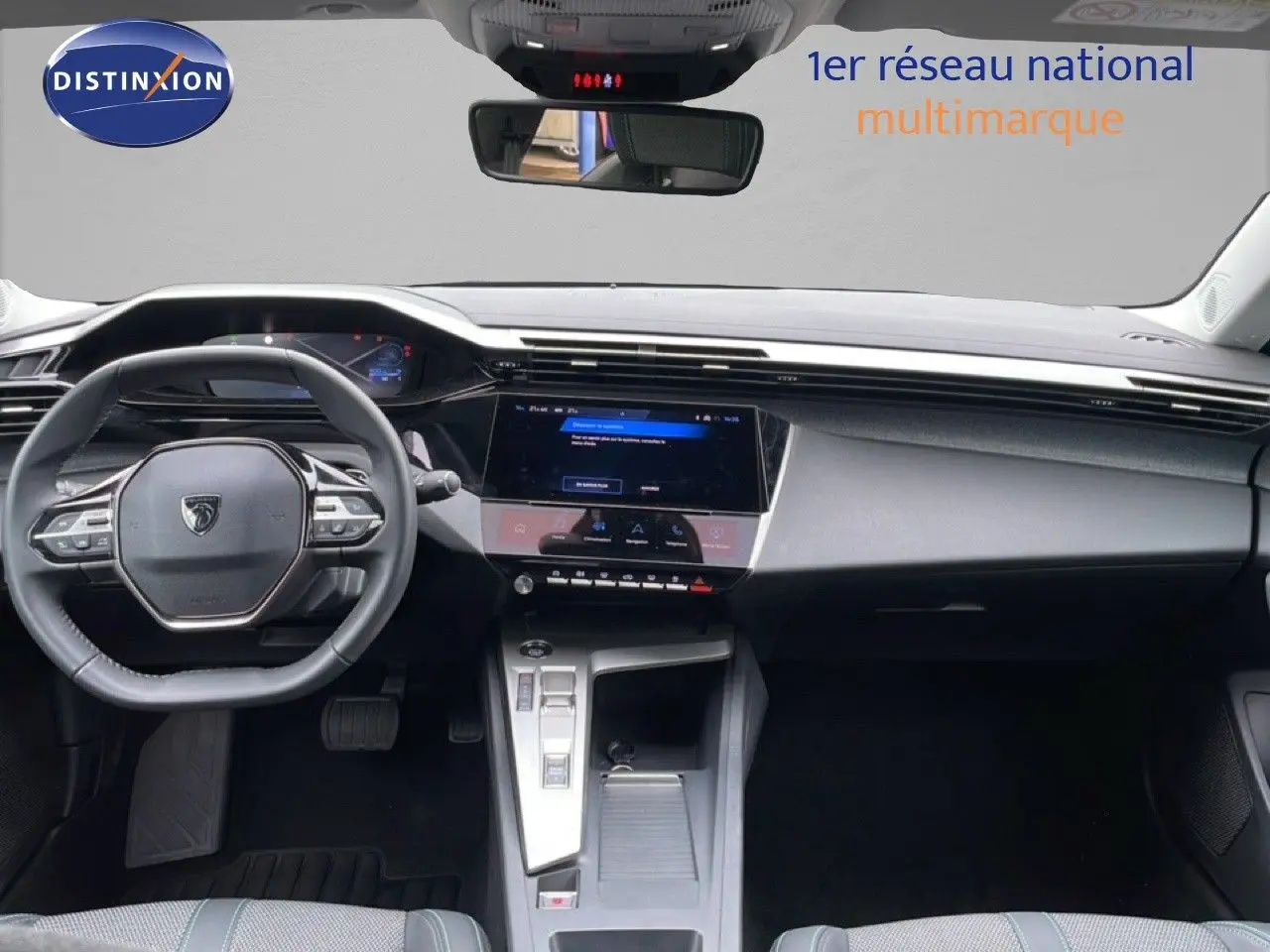 Vue intérieure avant du tableau de bord et volant de la Peugeot 408 1.2 Hybrid 2025 en finition Allure gris selenium metal.