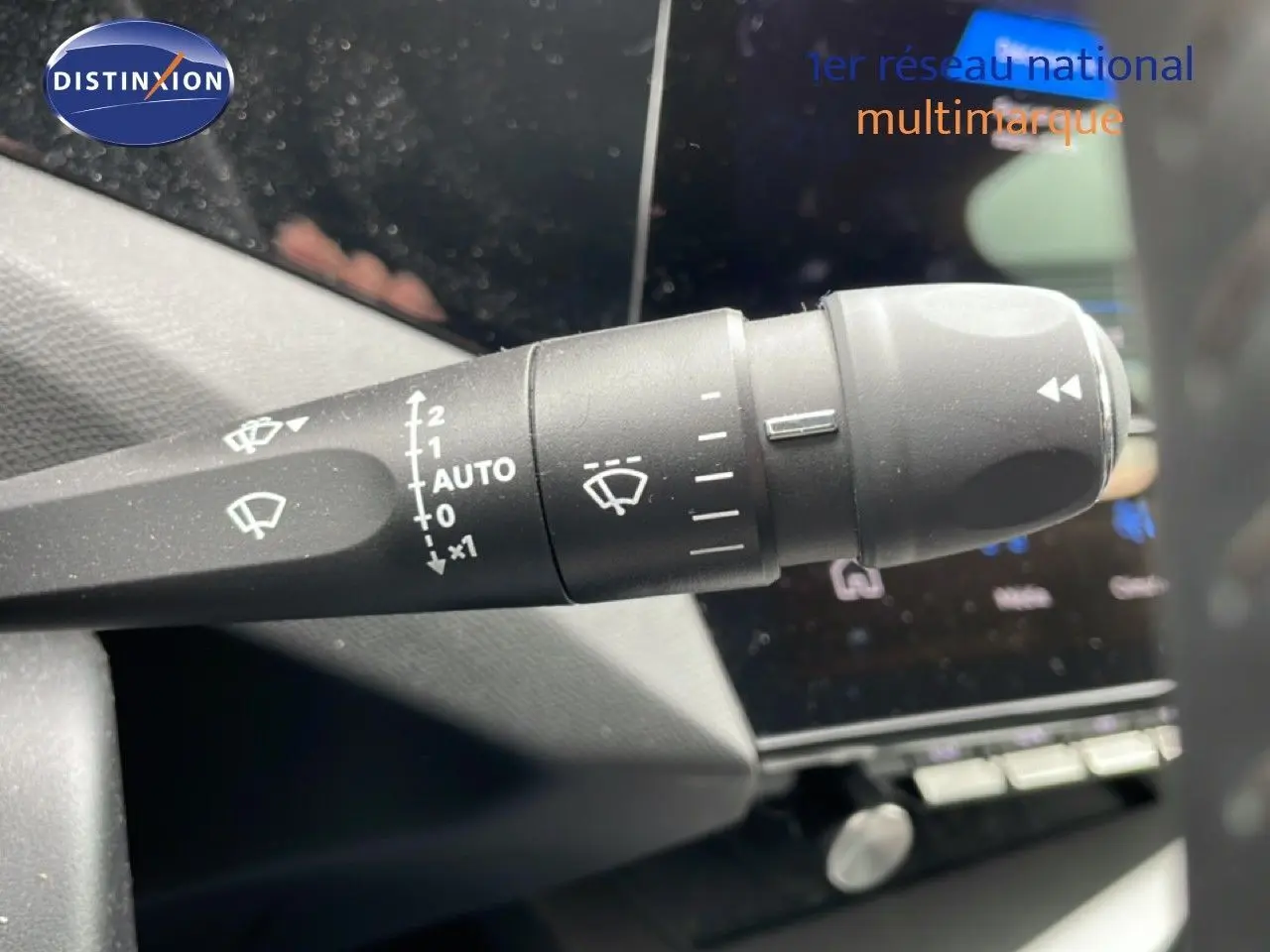 Gros plan sur la commande d’essuie-glace à gauche dans l’habitacle d’une Peugeot 408 gris selenium métal.