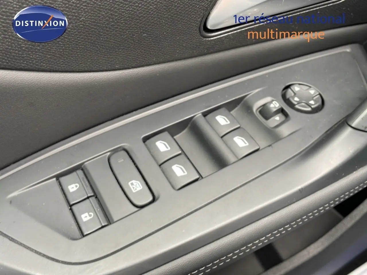 Gros plan sur les commandes de lève-vitres et rétroviseurs côté gauche d’une Peugeot 408 gris selenium 2025.