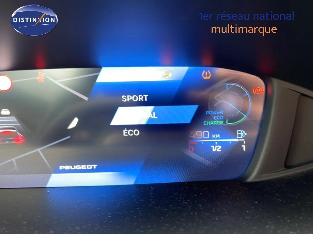 Vue rapprochée du tableau de bord numérique de la Peugeot 408 gris selenium, affichant les modes de conduite et l'autonomie.