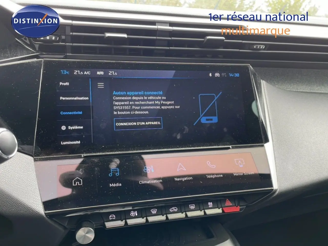 Écran tactile central du tableau de bord de la Peugeot 408 gris Selenium, affichant le menu connectivité.