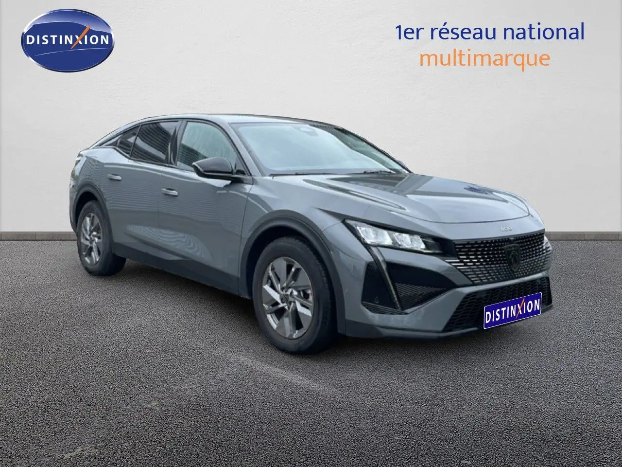 Vue 3/4 avant gauche d'une Peugeot 408 gris selenium métal 2025 avec calandre noire et jantes alliage.