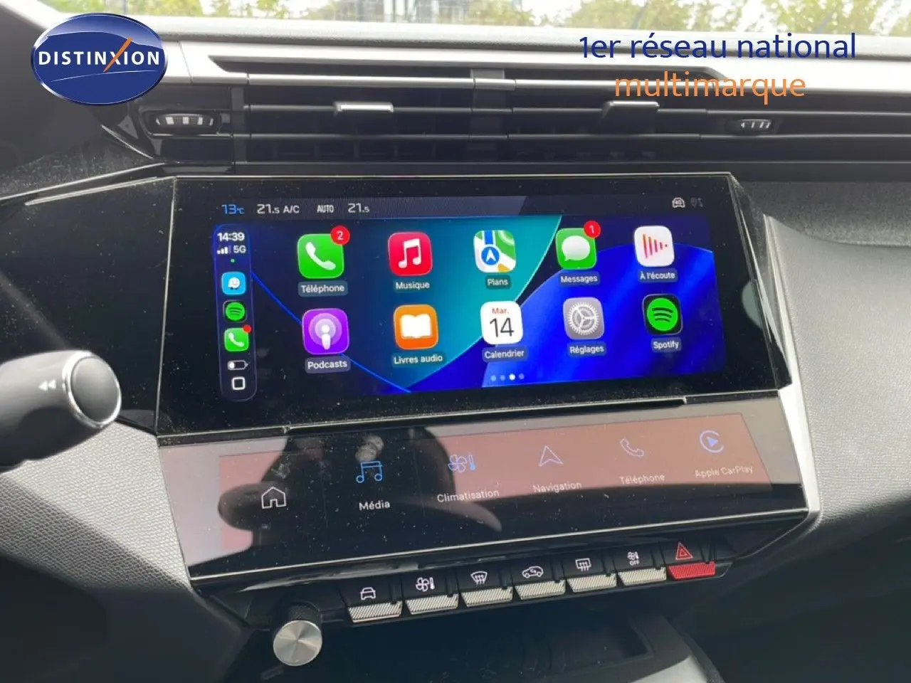 Écran tactile central du tableau de bord de la Peugeot 408 2025, affichant Apple CarPlay et commandes multimédia.
