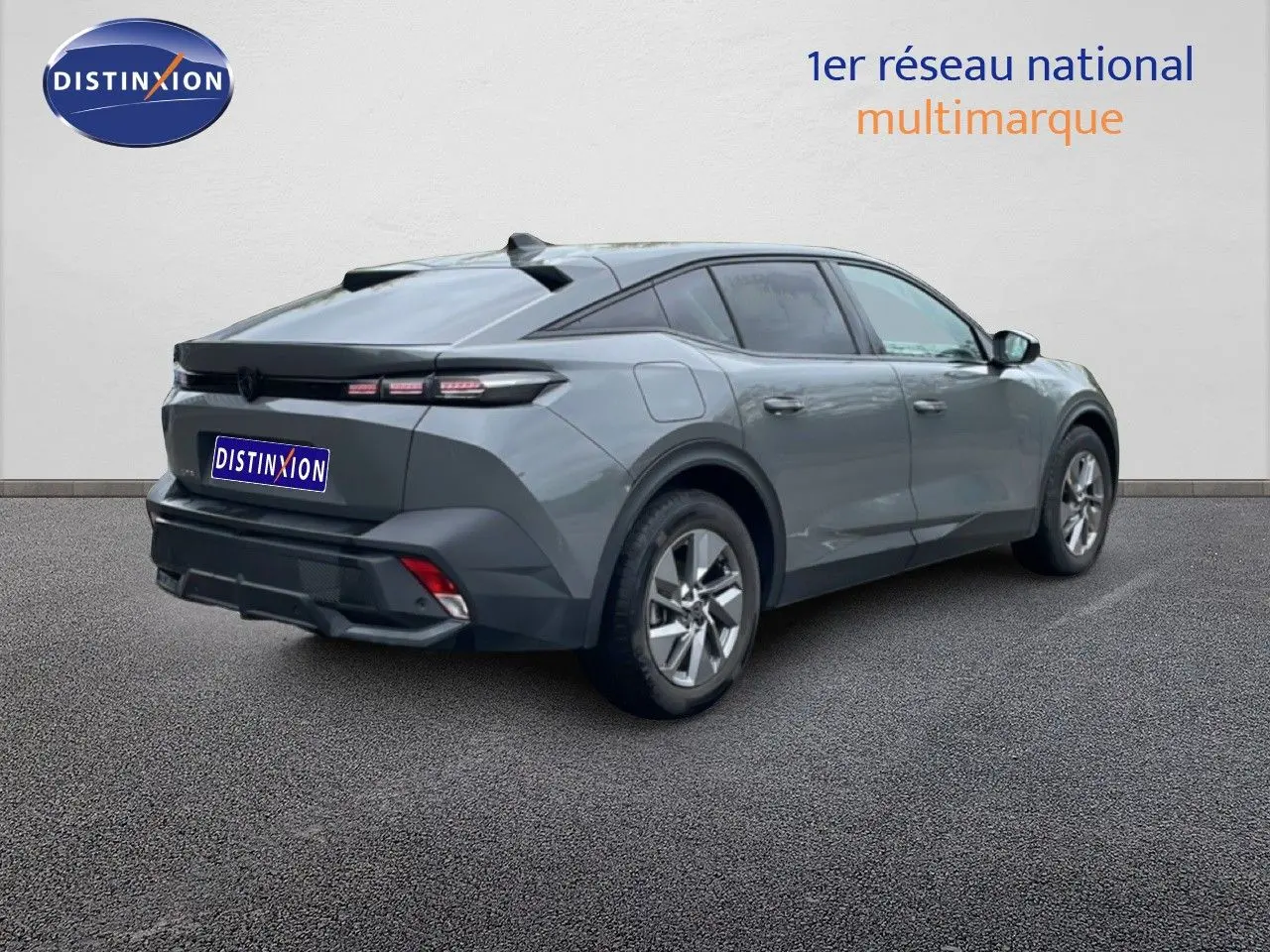 Vue 3/4 arrière droite d'une Peugeot 408 gris selenium metal, soulignant ses lignes modernes et ses feux arrière fins.