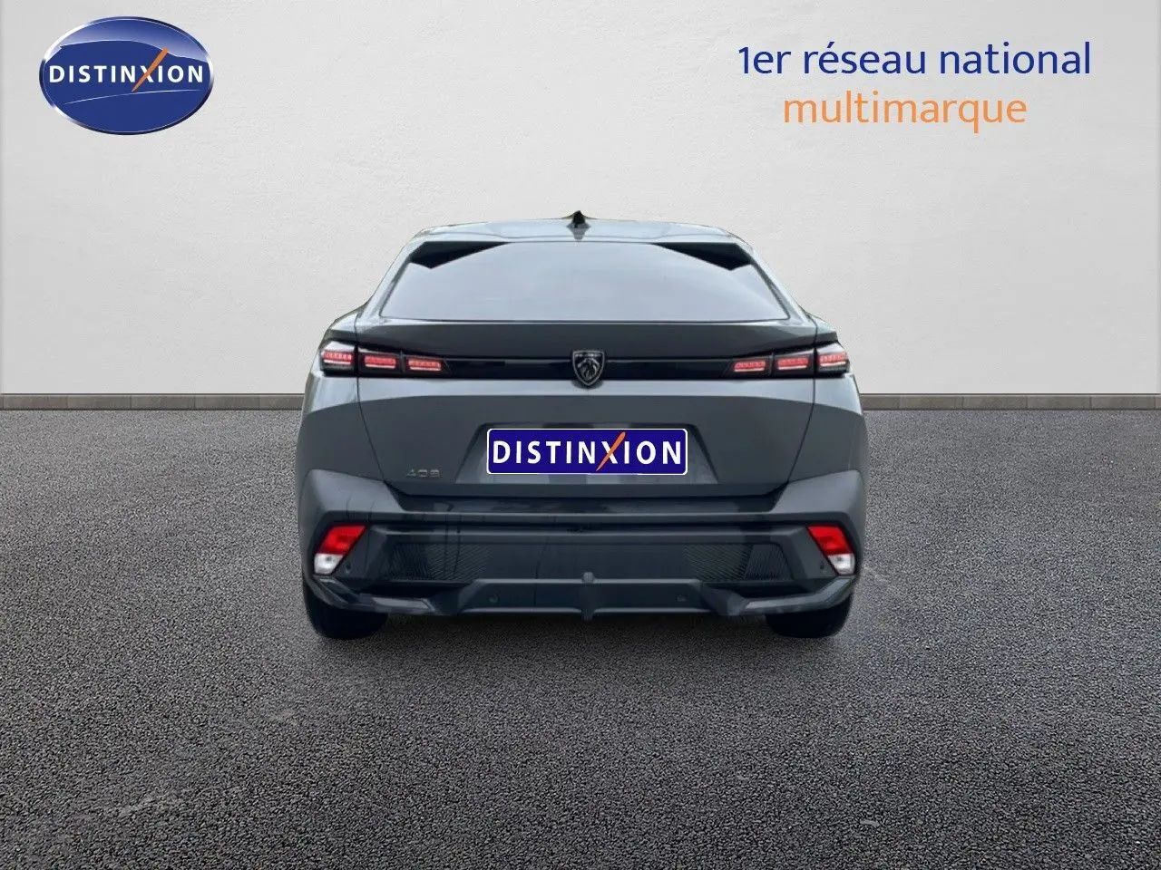 Vue arrière d'une Peugeot 408 gris selenium metal 2025, avec feux LED étirés et logo central distinctif.