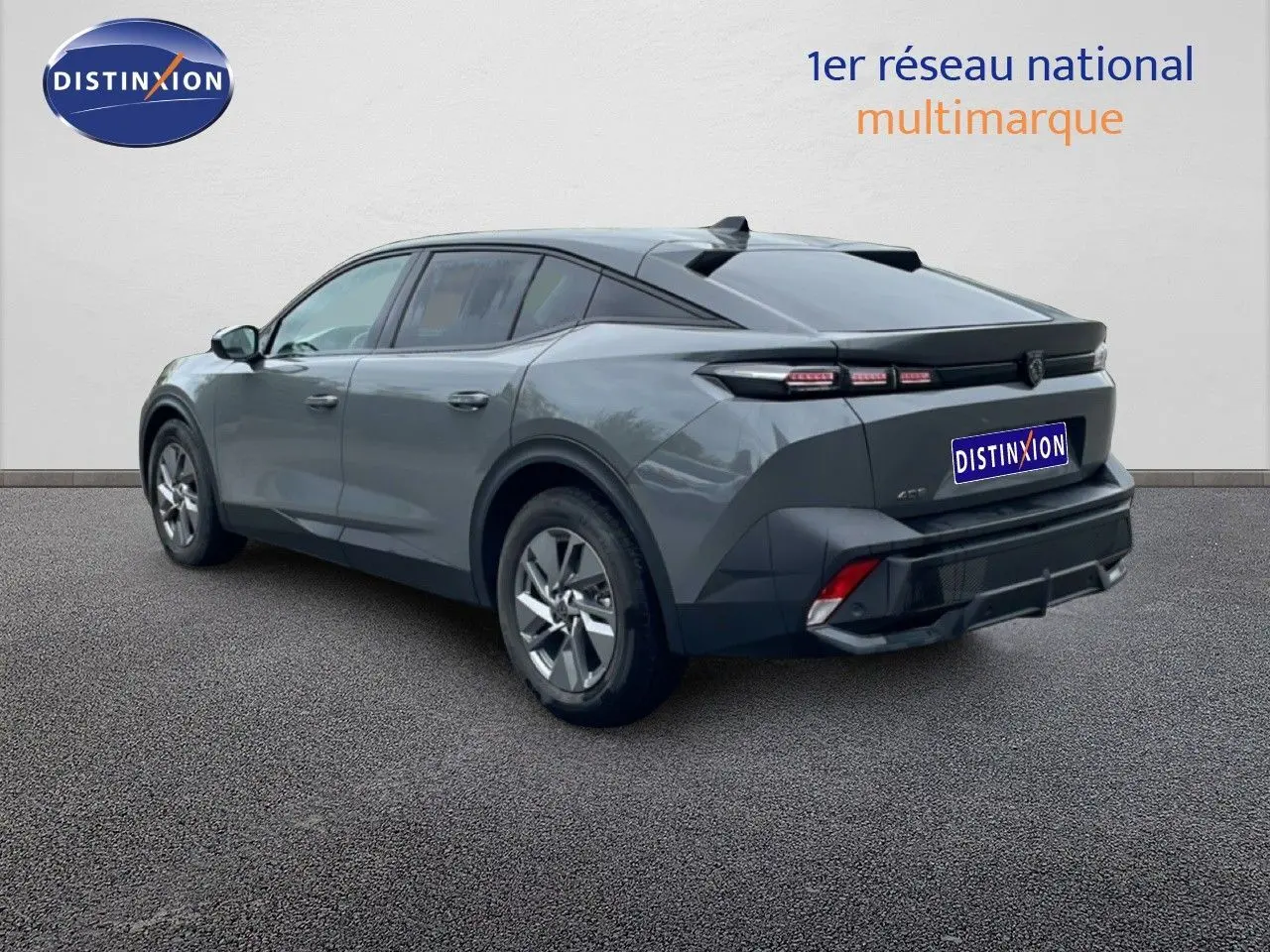 Vue 3/4 arrière droite d'une Peugeot 408 gris selenium métal 2025 avec feux arrière LED et jantes alliage.