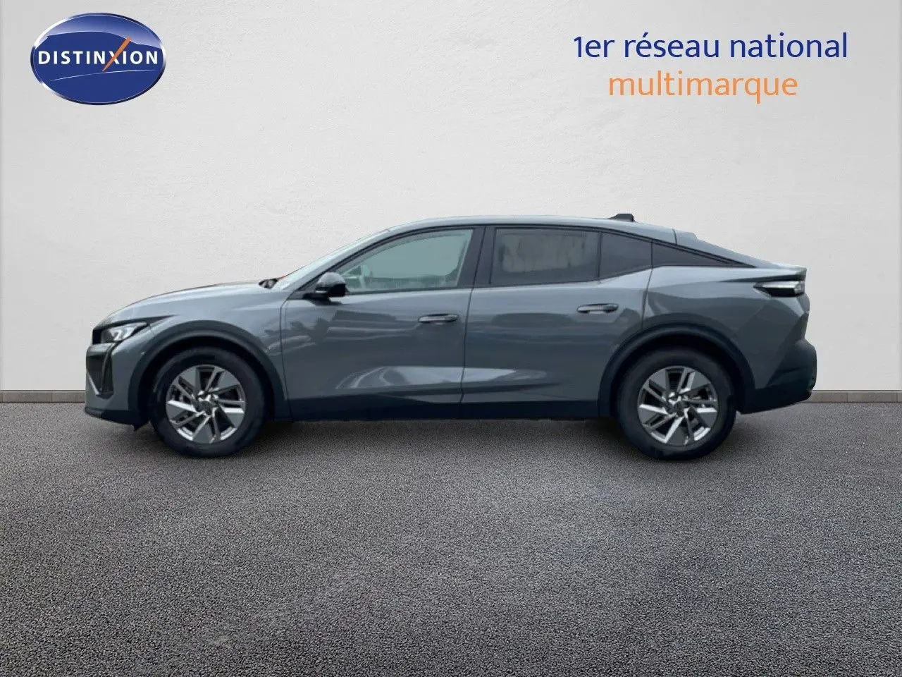 Vue latérale droite d'une Peugeot 408 gris selenium metal 2025, silhouette dynamique avec jantes alliage et lignes épurées.