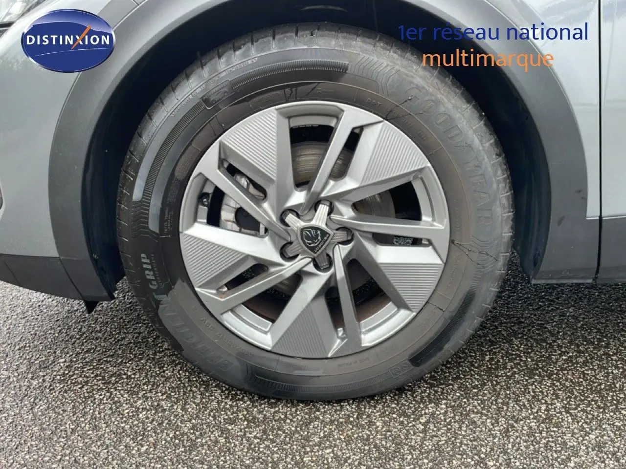 Gros plan sur la roue avant droite d'une Peugeot 408 gris selenium metal avec jante alliage distinctive.