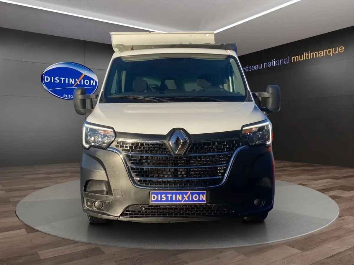 Vue avant du Renault Master blanc avec calandre noire et logo Renault bien visible en showroom.