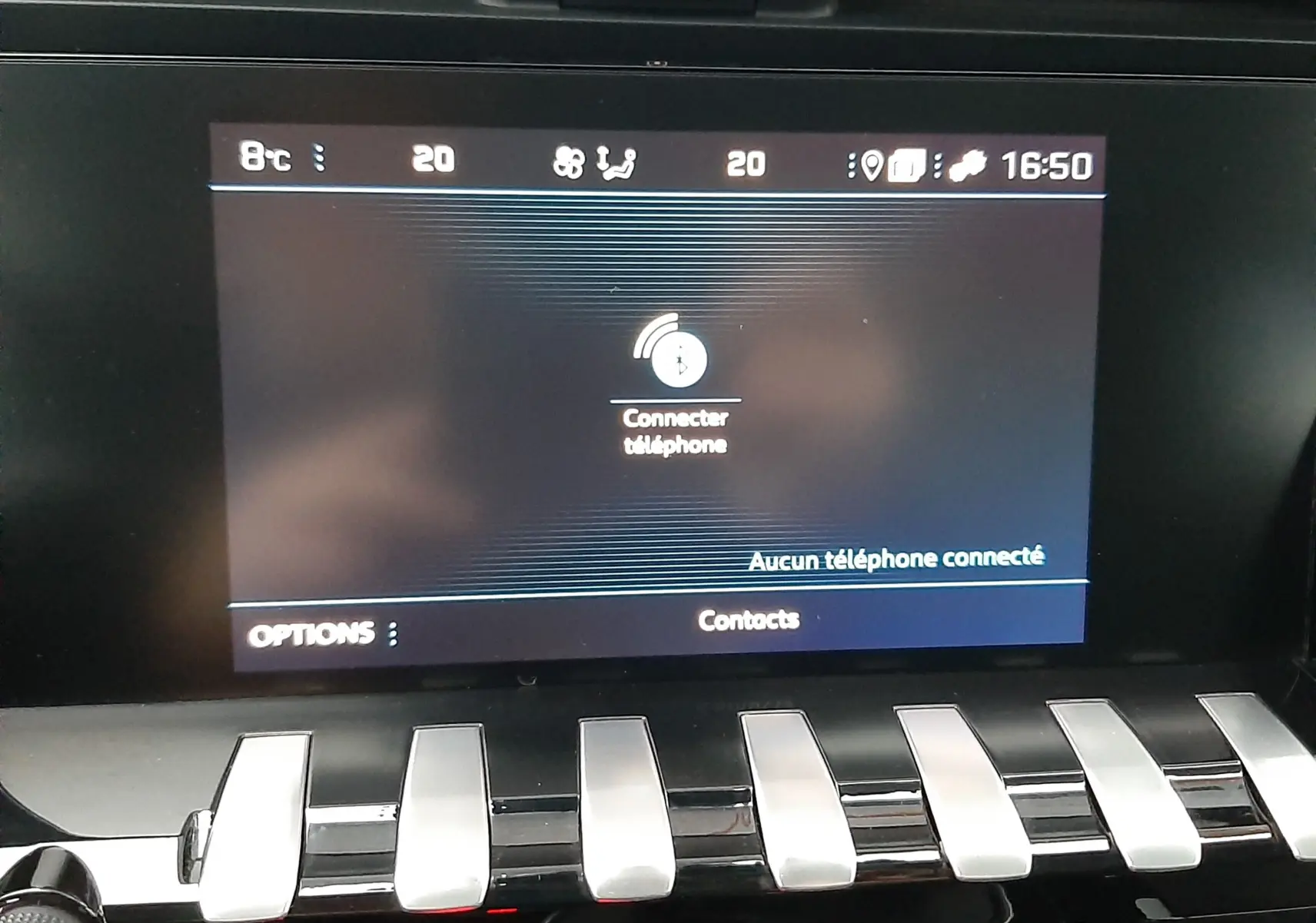 Vue rapprochée de l'écran tactile central et des commandes de la Peugeot 508 blanche, version 1.5 BlueHDi 130 Active, affichant la connexion téléphone.