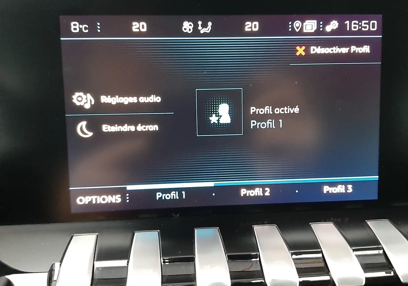 Écran tactile central de la Peugeot 508 blanc 2018 affichant les réglages de profils conducteur, avec commandes piano en dessous.