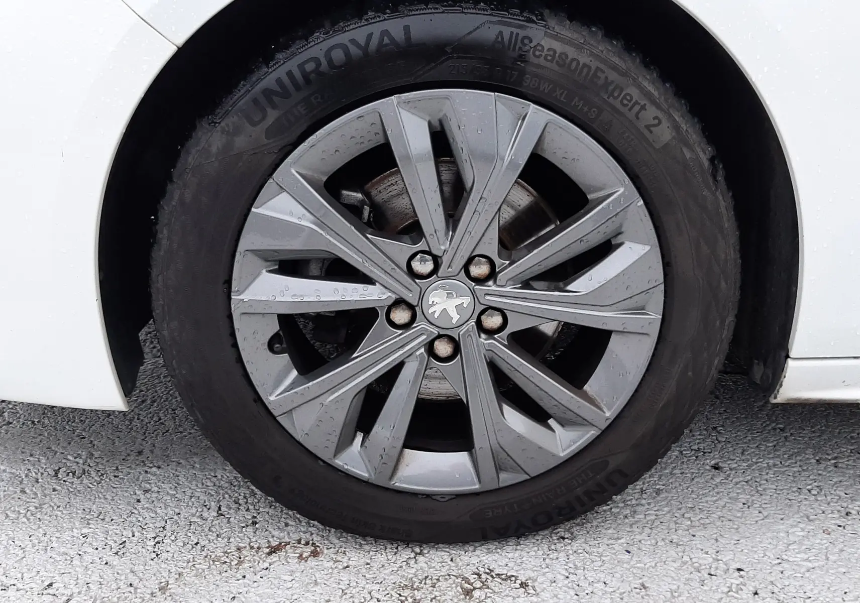 Gros plan sur la roue avant gauche blanche d'une Peugeot 508 1.5 BlueHDi 130 Active avec jante alliage grise.