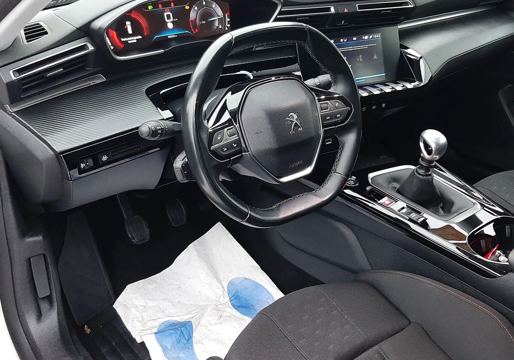 Intérieur noir de la Peugeot 508 1.5 BlueHDi 130, vue côté conducteur sur volant compact et tableau de bord digital.