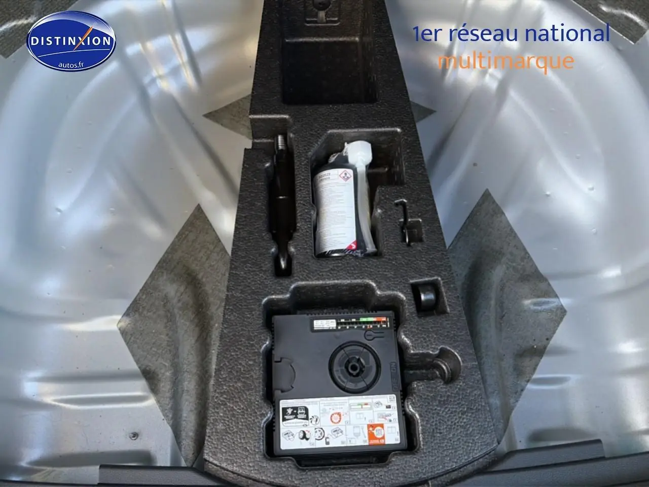 Vue plongeante sur le coffre avec kit de réparation pneu intégré d'une Skoda Karoq gris 2025.