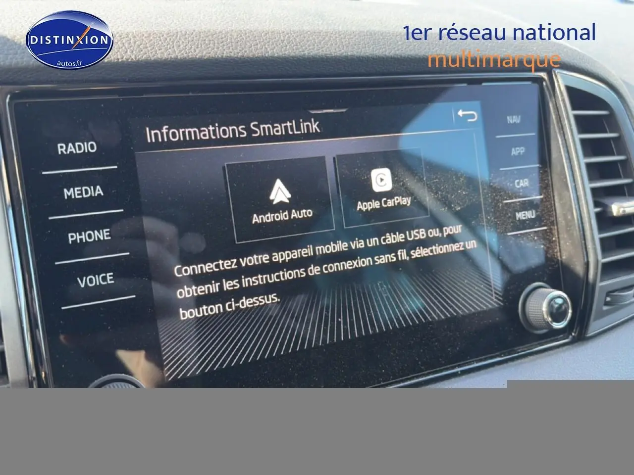 Écran tactile central du Skoda Karoq 1.5 TSI gris, affichant les options Android Auto et Apple CarPlay.