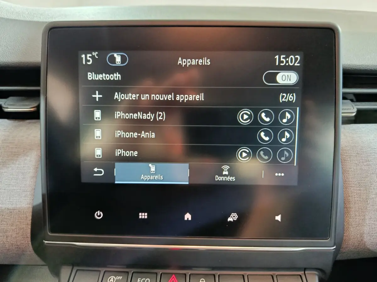 Écran tactile central de la Renault Clio noir affichant le menu Bluetooth avec plusieurs appareils connectés.